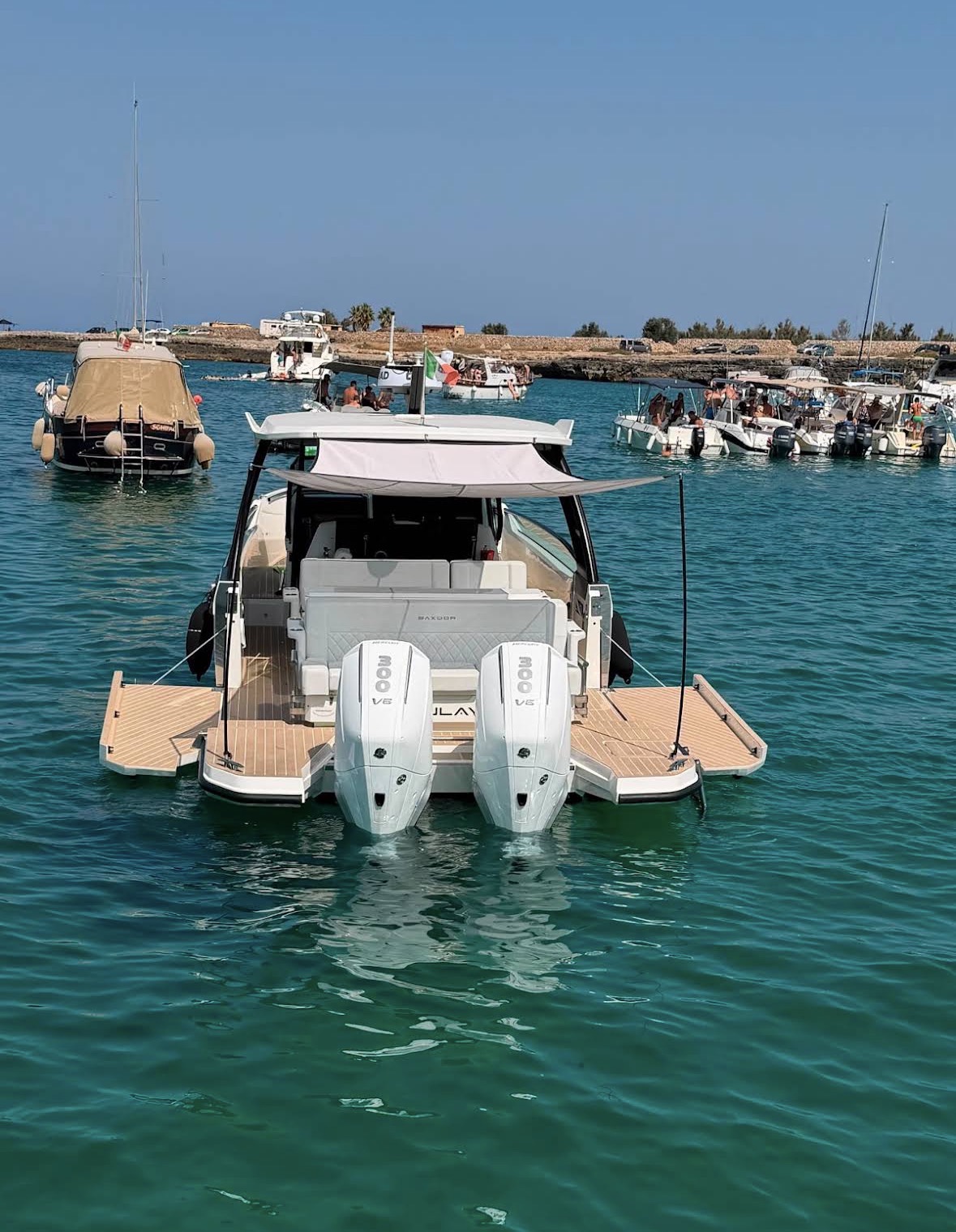 Poppa della barca con plancette e mare turchese