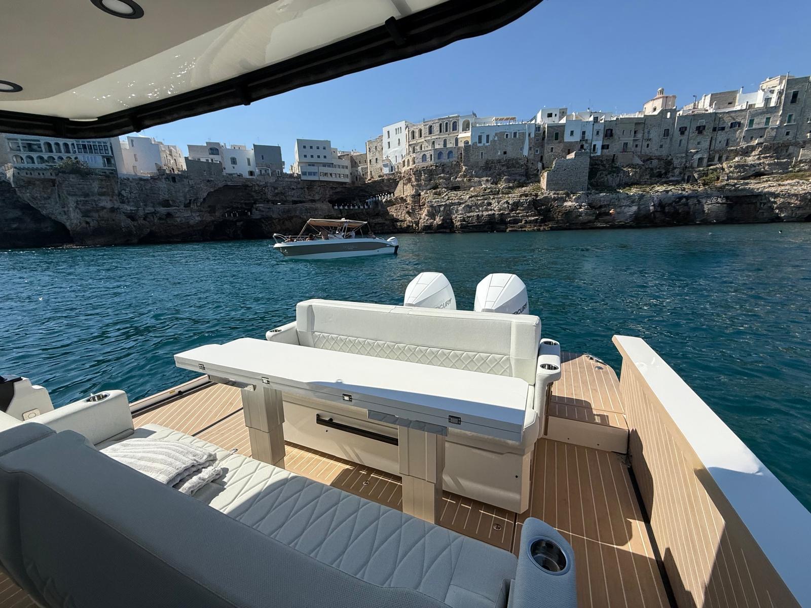Plancette di poppa della barca Sulay Charter con vista sulla costa di Polignano