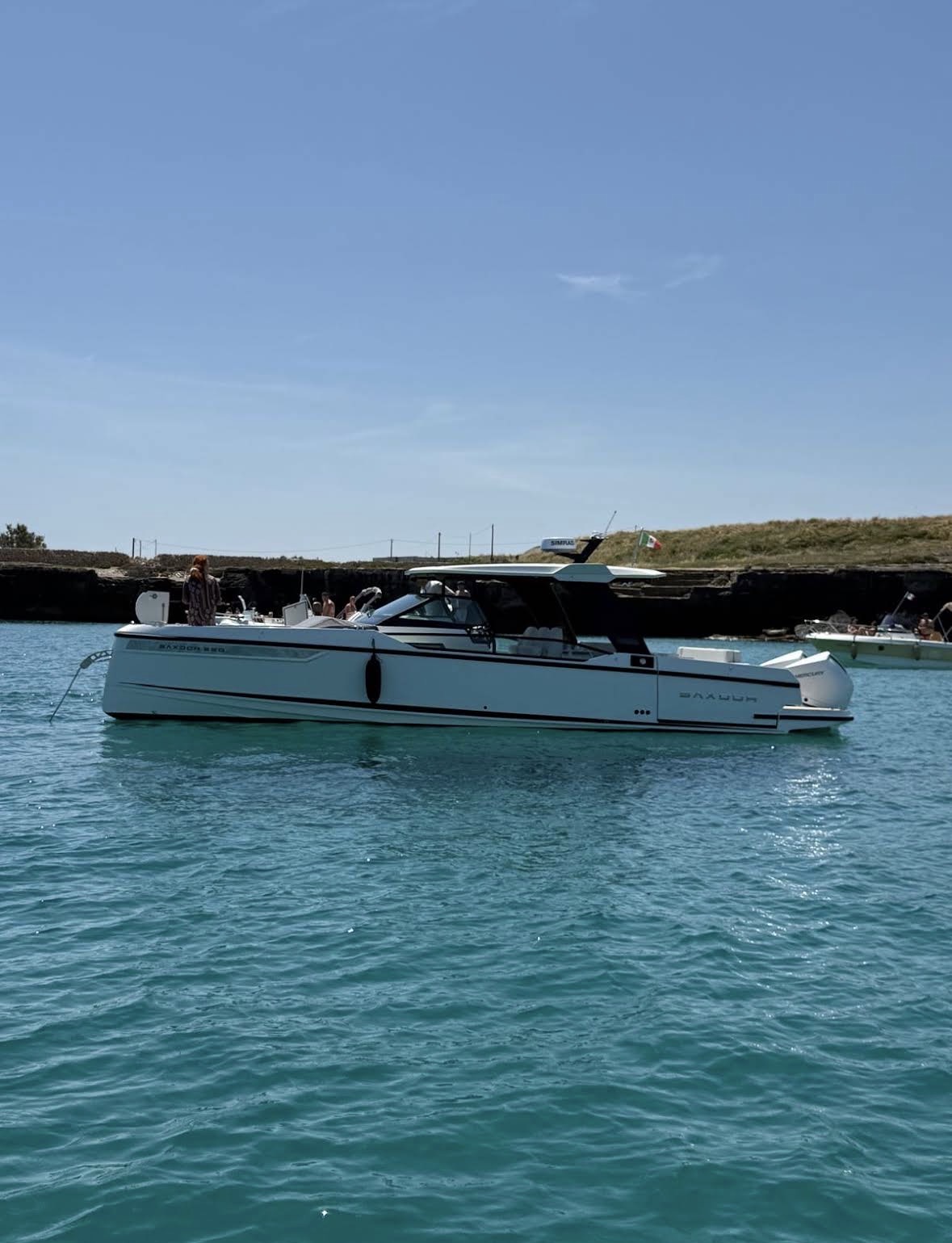 La barca di Sulay Charter ormeggiata lungo la costa pugliese
